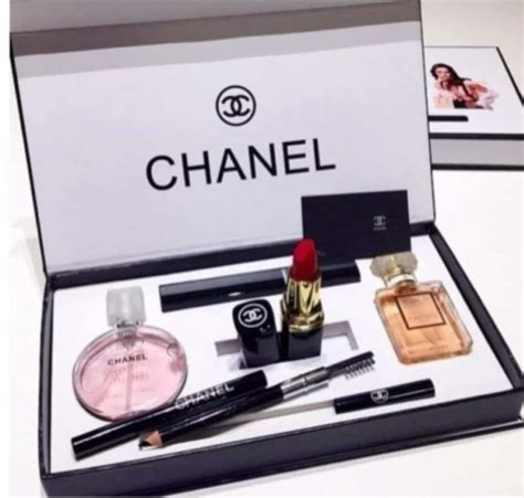 cofanetto prodotti chanel|Cofanetto Chanel: Trucchi e Profumi, il Regalo Perfetto per Chi .